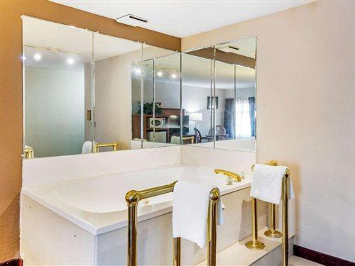 Baymont By Wyndham In *
