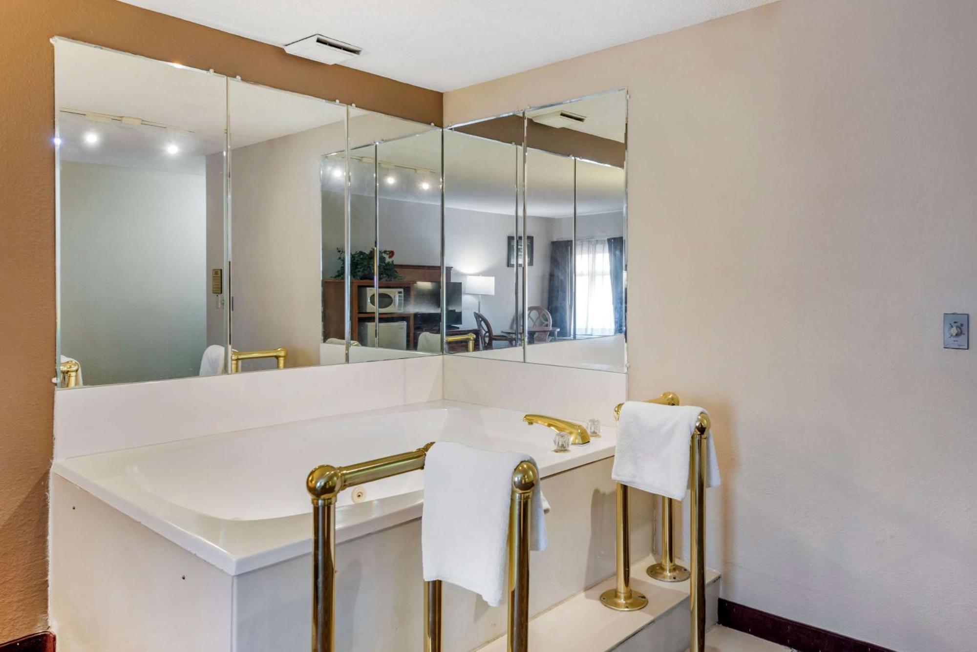 Lodge Baymont By Wyndham In Lebanon
