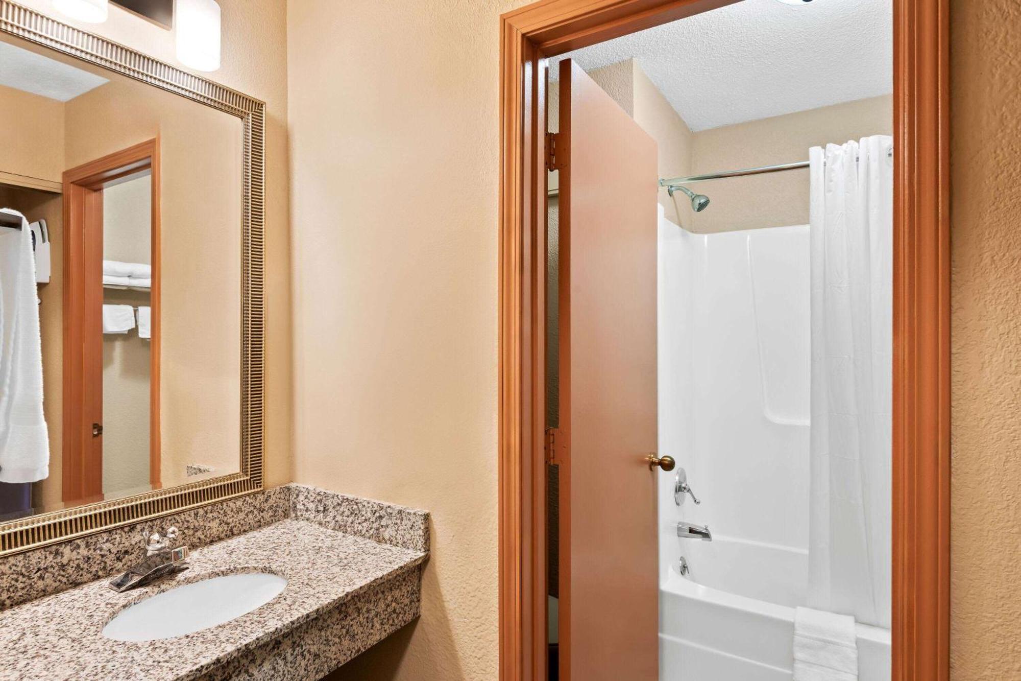 Lodge Baymont By Wyndham In *